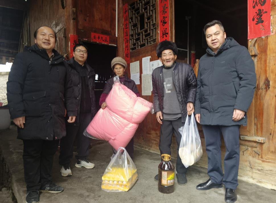 贵州炉碧产发集团深入开展春节前走访慰问 ——传递温暖,践行担当 (图1) 1.png
